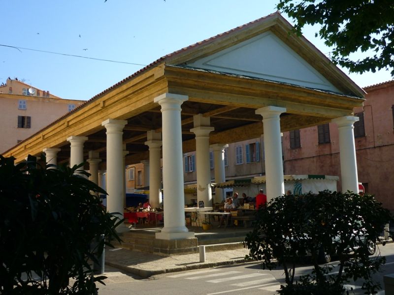 Le marché couvert d'Ile Rousse