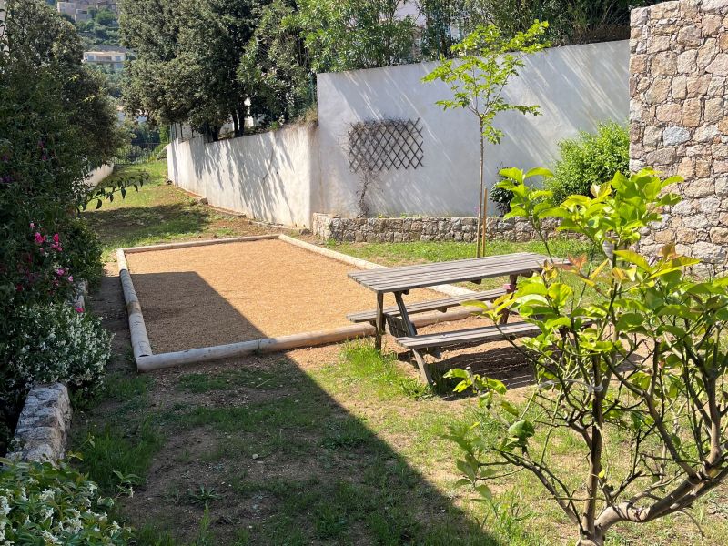 terrain de pétanque dans le jardin