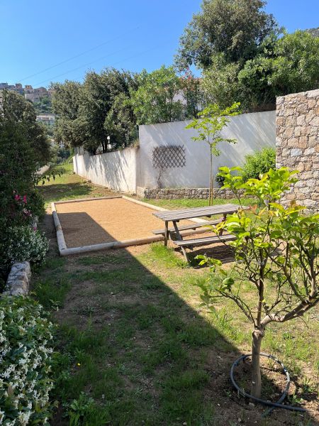 terrain de pétanque dans le jardin