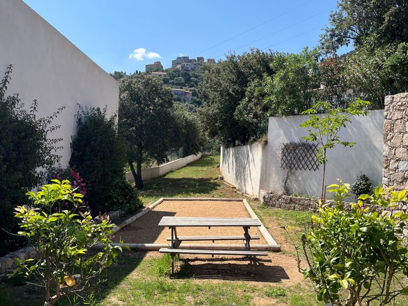 terrain de pétanque dans le jardin