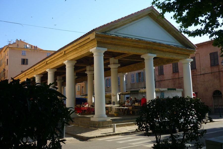 Le marché couvert d'Ile Rousse