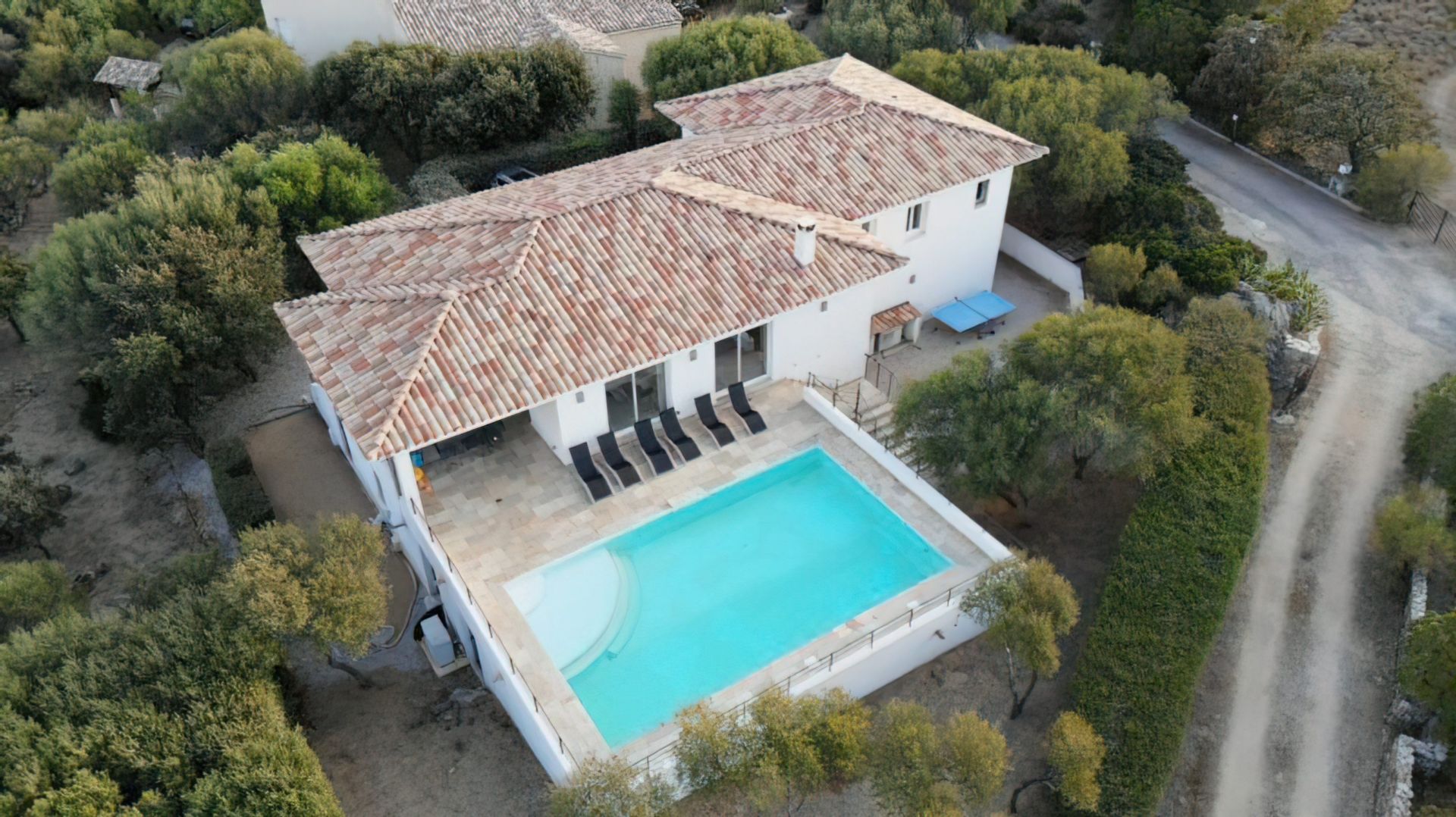 Villa moderne avec piscine en bord de mer
